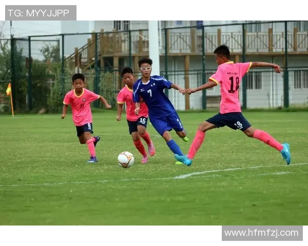 球星跨越绿茵梦想 坐在足球上感受激情与荣耀的碰撞